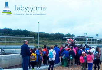 Grupo escolar visitando planta de tratamiento de agua