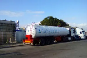 Camión cisterna blanco estacionado en zona industrial