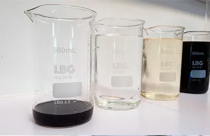 Cuatro vasos de precipitados con distintos líquidos