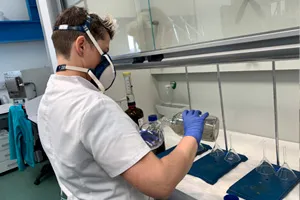 Técnico de laboratorio trabajando con muestras en campana