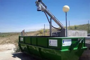 Contenedor verde con grúa en zona rural