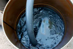 Interior de depósito de agua con manguera sumergida