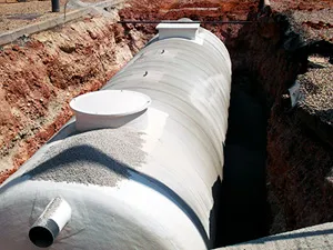 Depósito subterráneo cilíndrico instalado en una zanja