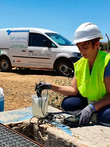 Técnica tomando muestra de agua en obra