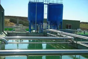 Planta de tratamiento de agua con tanques azules