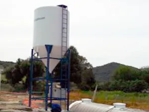 Depósito de agua elevado en estructura metálica