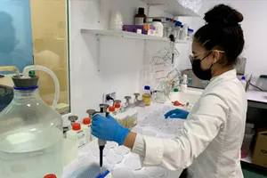 Investigadora usando pipeta en laboratorio científico