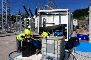Trabajadores operan equipos en subestación eléctrica