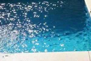 Agua azul brillante en una piscina
