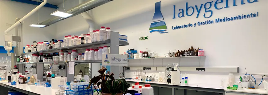 Interior de laboratorio con estanterías y frascos químicos