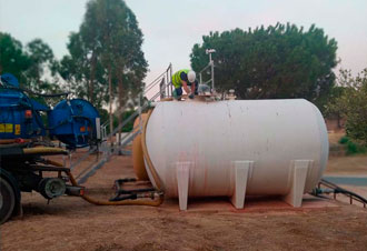Instalación de gran depósito cilíndrico en exterior