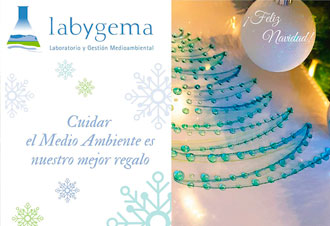 Árbol de Navidad formado por material de laboratorio