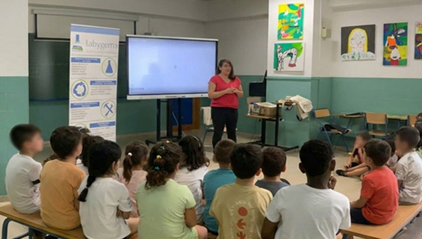 Profesora dando charla a niños en aula